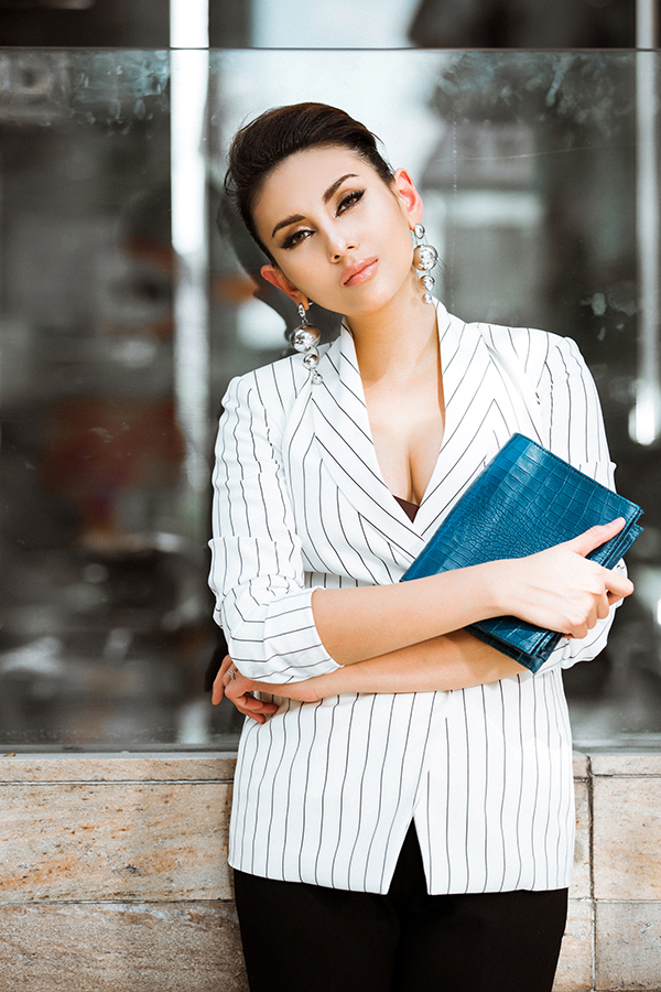 Võ Hoàng Yến đổi gió với phong cách thanh lịch