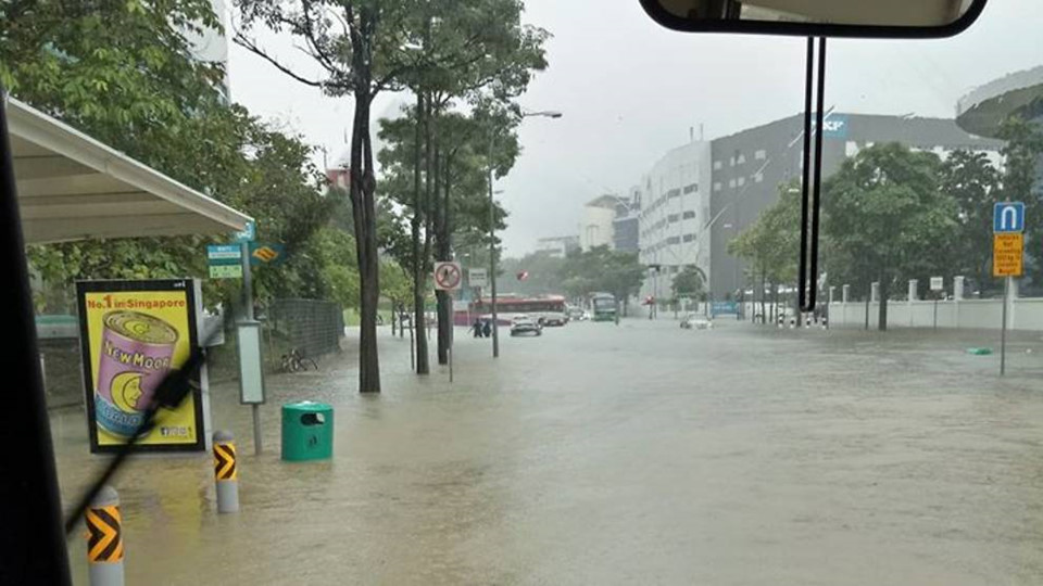 Đường phố Singapore biến thành sông sau cơn mưa lớn