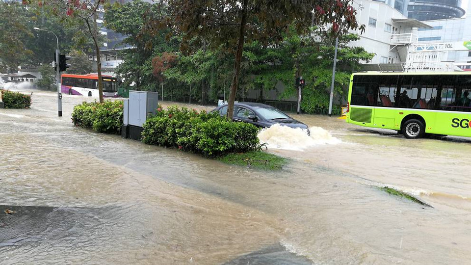 Đường phố Singapore biến thành sông sau cơn mưa lớn