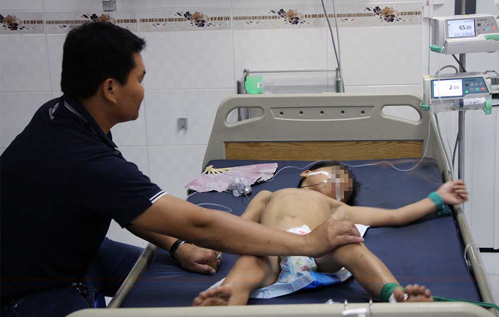 Diễn biến mới vụ cha pha thuốc sâu vào sữa cho 3 con uống