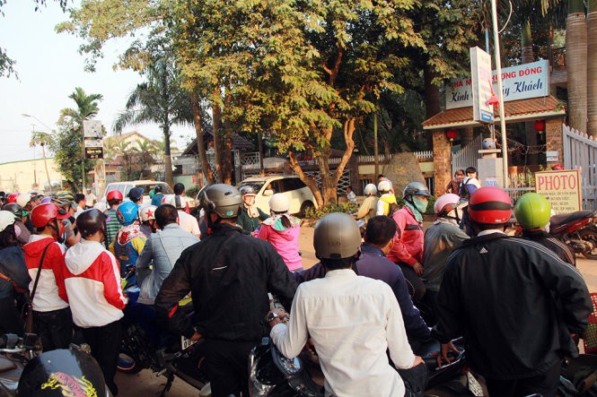 Bị đánh, người vợ đâm chồng gục chết tại chỗ rồi vứt dao ngồi khóc