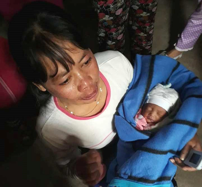 Giải cứu bé sơ sinh còn nguyên dây rốn bị bỏ dưới hầm nhà vệ sinh