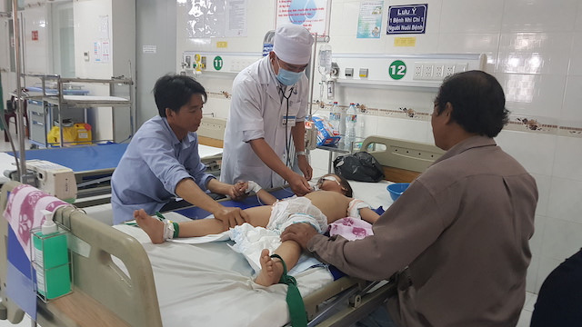 Vợ dẫn con đi, cha bỏ thuốc sâu vào sữa đầu độc 3 con