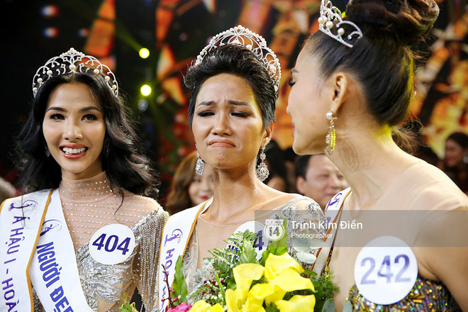HHen Niê lần đầu trả lời phỏng vấn sau đăng quang: Đi thi, đến cái vali, đôi dép... cũng phải đi mượn HHen Niê lần đầu trả lời phỏng vấn sau đăng quang: Đi thi, đến cái vali, đôi dép... cũng phải đi mượn