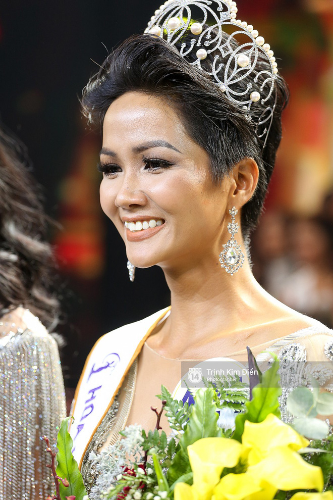 HHen Niê lần đầu trả lời phỏng vấn sau đăng quang: Đi thi, đến cái vali, đôi dép... cũng phải đi mượn HHen Niê lần đầu trả lời phỏng vấn sau đăng quang: Đi thi, đến cái vali, đôi dép... cũng phải đi mượn