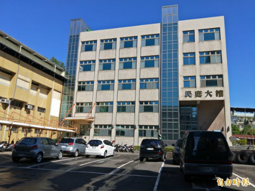 Anh chồng được xử ly hôn với người vợ cả tháng không đánh răng