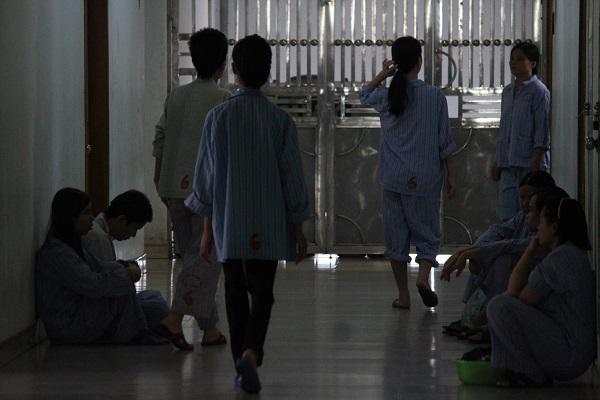 Hà Nội: Vừa sinh xong mẹ trẻ vùi đầu vào facebook, người gầy như xác ve nhập viện tâm thần