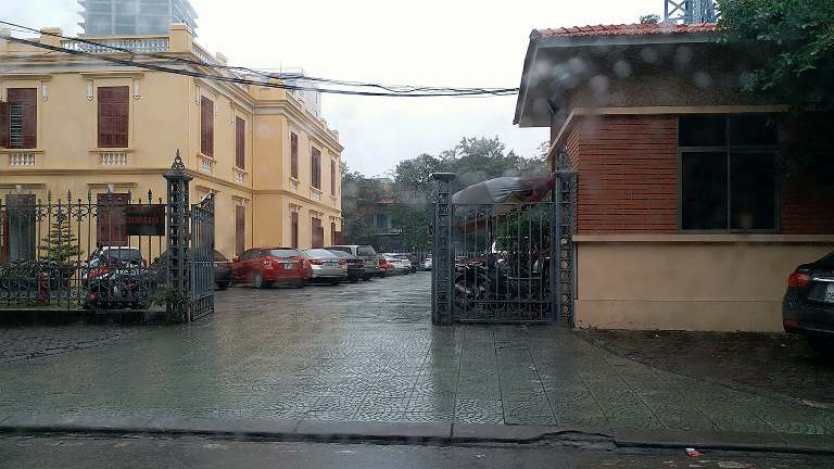 Hải Phòng: Sau lệnh cấm đỗ ô tô, nhà hát lớn thành bãi xe thu tiền?