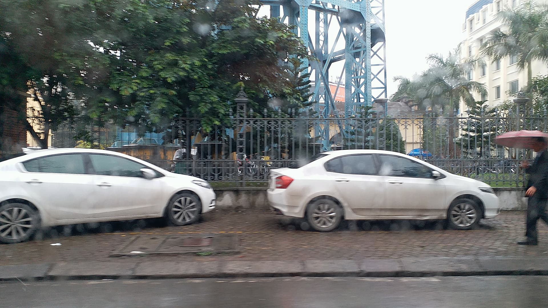 Hải Phòng: Sau lệnh cấm đỗ ô tô, nhà hát lớn thành bãi xe thu tiền?