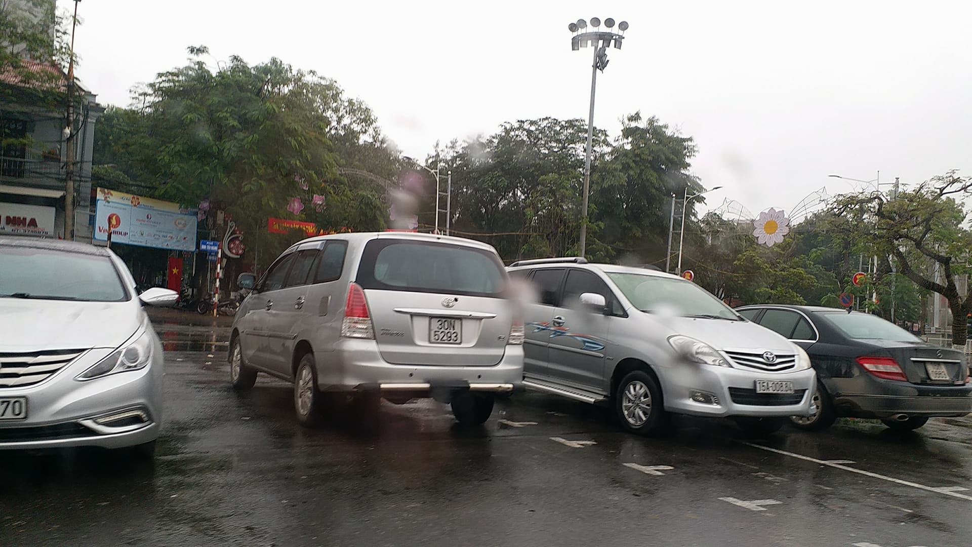 Hải Phòng: Sau lệnh cấm đỗ ô tô, nhà hát lớn thành bãi xe thu tiền? Hải Phòng: Sau lệnh cấm đỗ ô tô, nhà hát lớn thành bãi xe thu tiền?