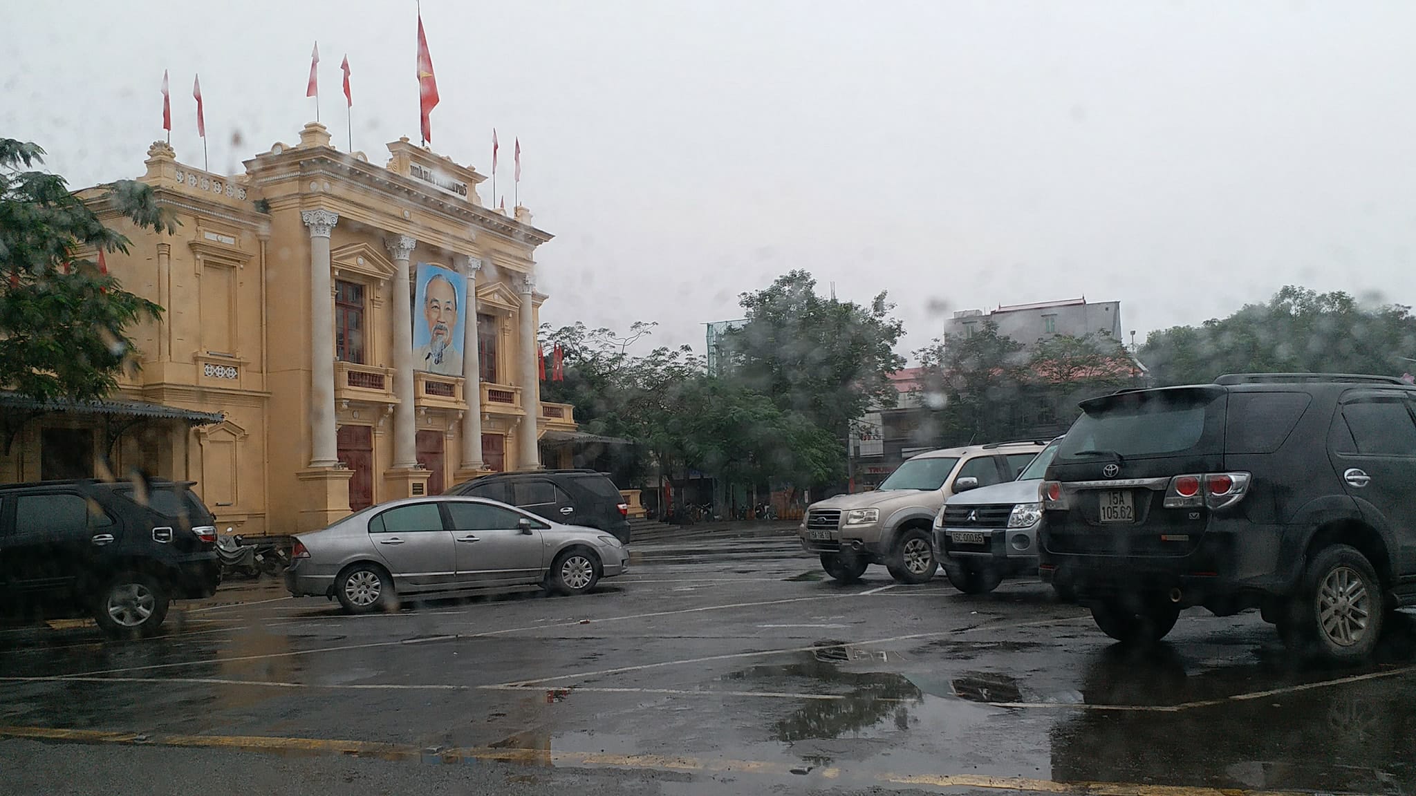 Hải Phòng: Sau lệnh cấm đỗ ô tô, nhà hát lớn thành bãi xe thu tiền?