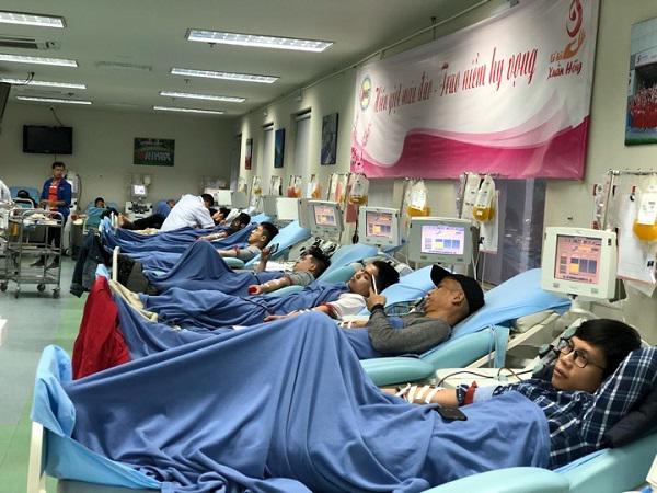 Cô giáo nhóm máu O vượt hàng chục cây số để sẻ chia giọt máu cứu sống người bệnh