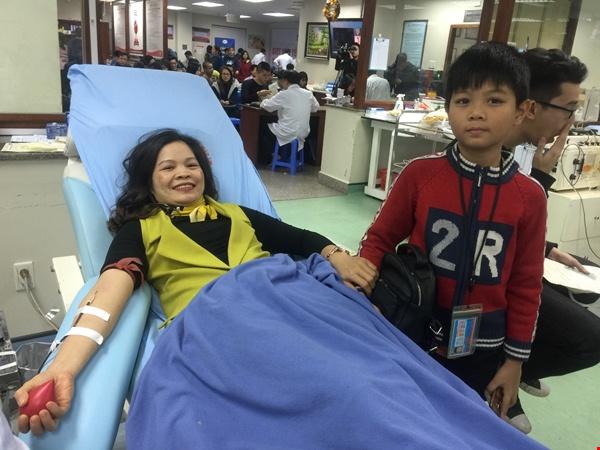 Cô giáo nhóm máu O vượt hàng chục cây số để sẻ chia giọt máu cứu sống người bệnh