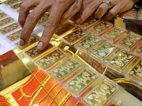 Giá vàng SJC tiếp tục giảm theo đà thế giới