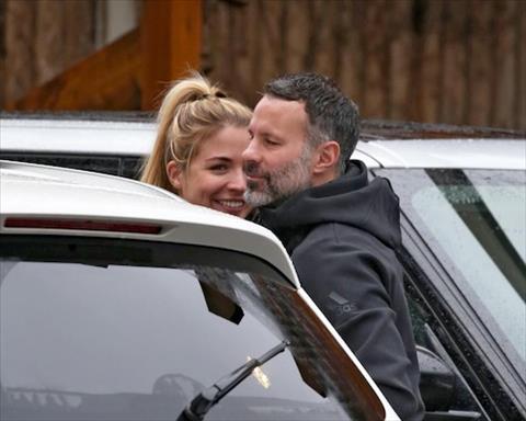 Ryan Giggs công khai ôm hôn tình cũ Ronaldo chốn đông người Ryan Giggs công khai ôm hôn tình cũ Ronaldo chốn đông người