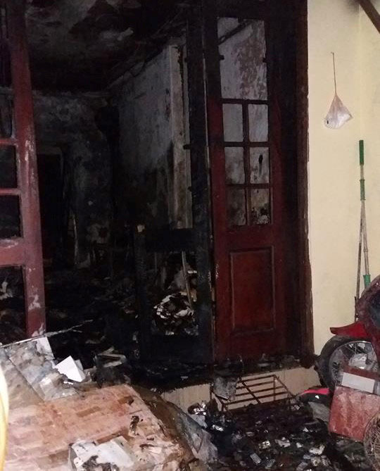 Cảnh sát cứu 4 mẹ con trên tầng thượng ở căn nhà bốc cháy