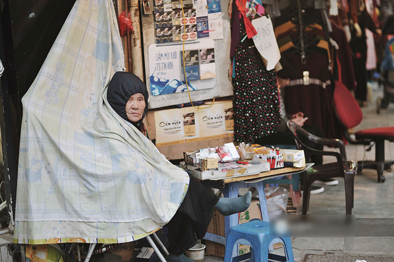 Chùm ảnh: Hà Nội giá rét 10 độ, một chiếc thùng carton hay manh áo mưa cũng khiến người lao động nghèo ấm hơn