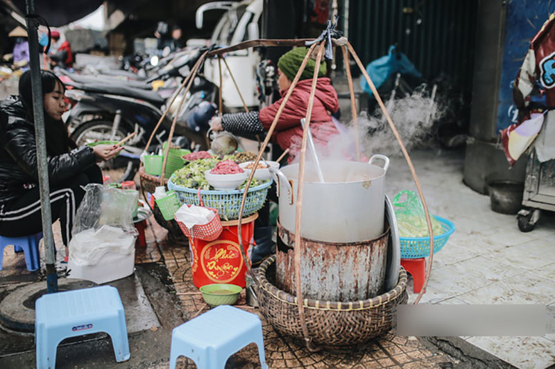 Chùm ảnh: Hà Nội giá rét 10 độ, một chiếc thùng carton hay manh áo mưa cũng khiến người lao động nghèo ấm hơn