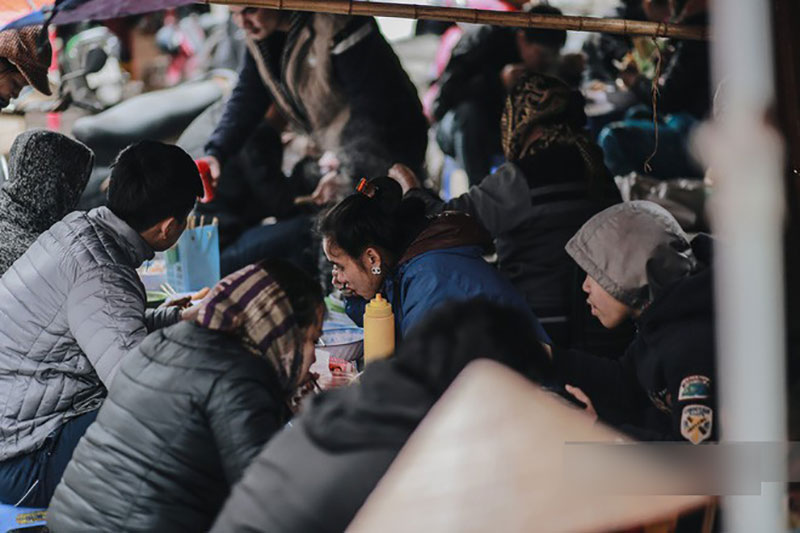 Chùm ảnh: Hà Nội giá rét 10 độ, một chiếc thùng carton hay manh áo mưa cũng khiến người lao động nghèo ấm hơn