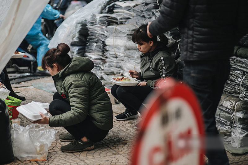Chùm ảnh: Hà Nội giá rét 10 độ, một chiếc thùng carton hay manh áo mưa cũng khiến người lao động nghèo ấm hơn