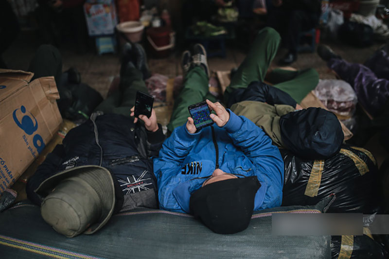 Chùm ảnh: Hà Nội giá rét 10 độ, một chiếc thùng carton hay manh áo mưa cũng khiến người lao động nghèo ấm hơn