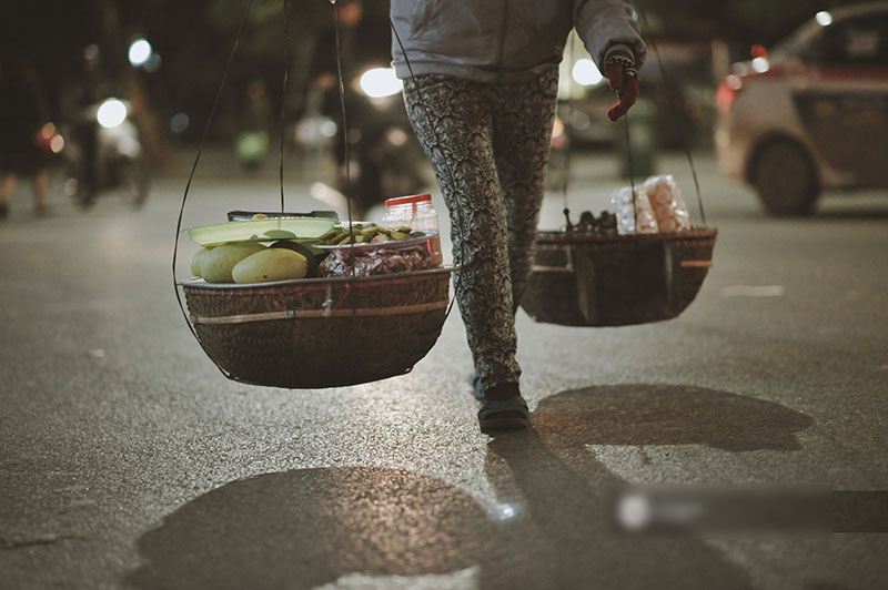 Chùm ảnh: Hà Nội giá rét 10 độ, một chiếc thùng carton hay manh áo mưa cũng khiến người lao động nghèo ấm hơn