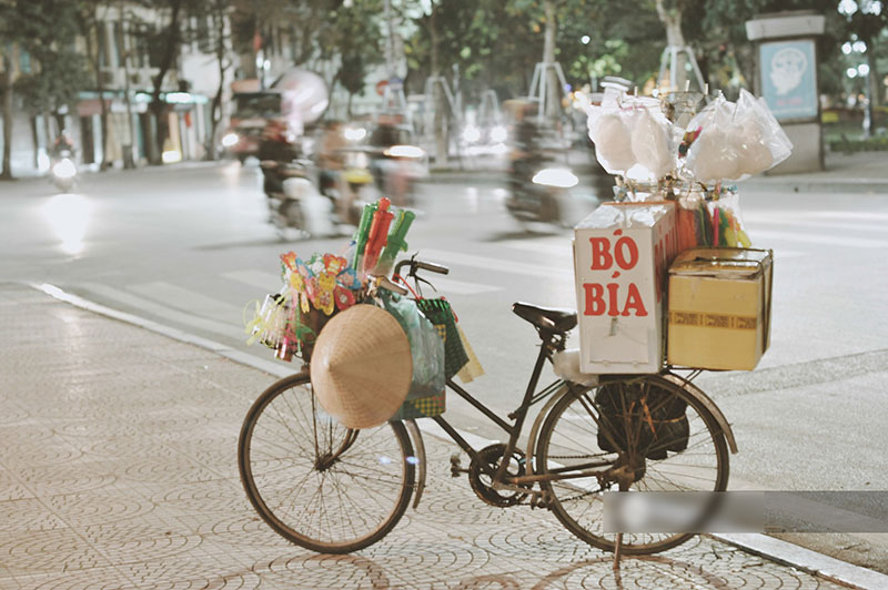 Chùm ảnh: Hà Nội giá rét 10 độ, một chiếc thùng carton hay manh áo mưa cũng khiến người lao động nghèo ấm hơn