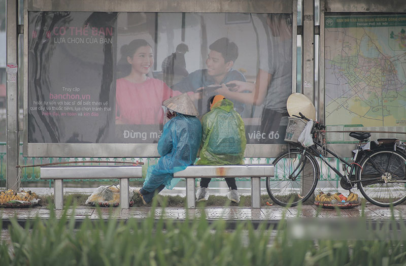 Chùm ảnh: Hà Nội giá rét 10 độ, một chiếc thùng carton hay manh áo mưa cũng khiến người lao động nghèo ấm hơn