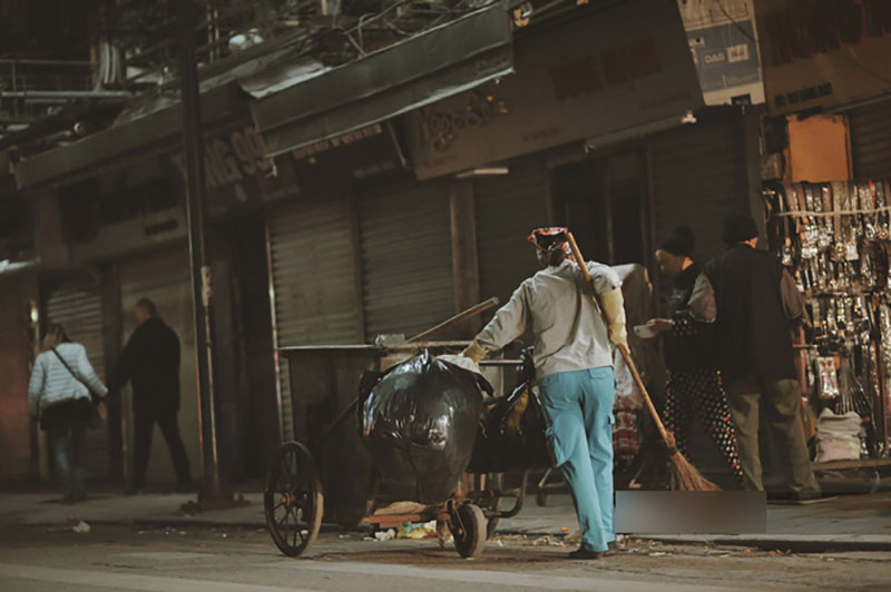 Chùm ảnh: Hà Nội giá rét 10 độ, một chiếc thùng carton hay manh áo mưa cũng khiến người lao động nghèo ấm hơn