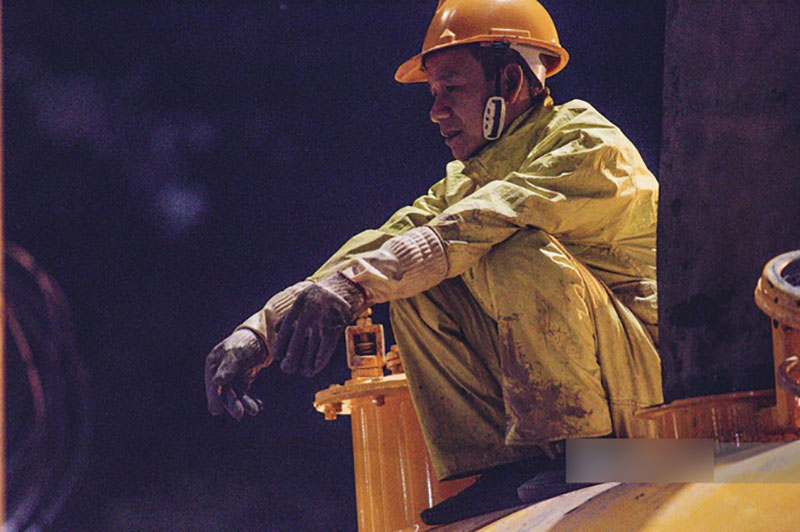 Chùm ảnh: Hà Nội giá rét 10 độ, một chiếc thùng carton hay manh áo mưa cũng khiến người lao động nghèo ấm hơn