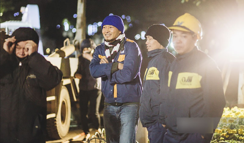 Chùm ảnh: Hà Nội giá rét 10 độ, một chiếc thùng carton hay manh áo mưa cũng khiến người lao động nghèo ấm hơn