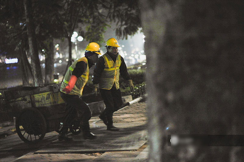 Chùm ảnh: Hà Nội giá rét 10 độ, một chiếc thùng carton hay manh áo mưa cũng khiến người lao động nghèo ấm hơn