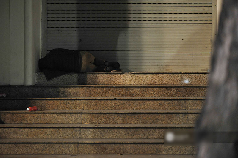 Chùm ảnh: Hà Nội giá rét 10 độ, một chiếc thùng carton hay manh áo mưa cũng khiến người lao động nghèo ấm hơn