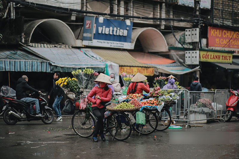 Chùm ảnh: Hà Nội giá rét 10 độ, một chiếc thùng carton hay manh áo mưa cũng khiến người lao động nghèo ấm hơn