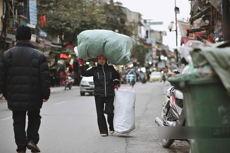 Chùm ảnh: Hà Nội giá rét 10 độ, một chiếc thùng carton hay manh áo mưa cũng khiến người lao động nghèo ấm hơn
