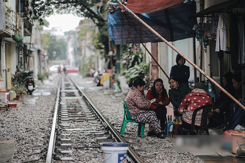 Chùm ảnh: Hà Nội giá rét 10 độ, một chiếc thùng carton hay manh áo mưa cũng khiến người lao động nghèo ấm hơn