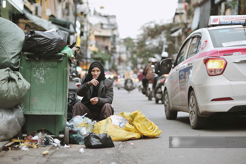 Chùm ảnh: Hà Nội giá rét 10 độ, một chiếc thùng carton hay manh áo mưa cũng khiến người lao động nghèo ấm hơn