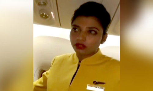 Tiếp viên Ấn Độ bị bắt khi tuồn nửa triệu USD ra nước ngoài