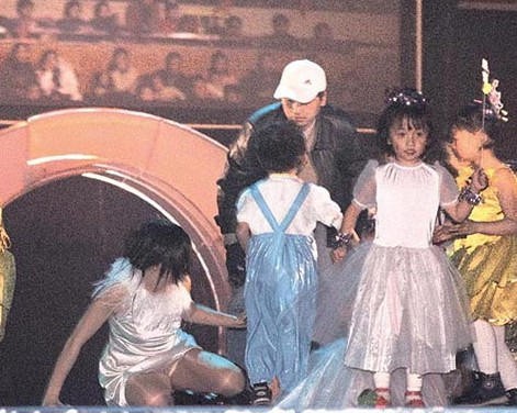 Sau ánh hào quang đáng ghen tị, mấy ai biết được các nghệ sĩ từng phải đối mặt với những cuộc tấn công độc ác của antifan