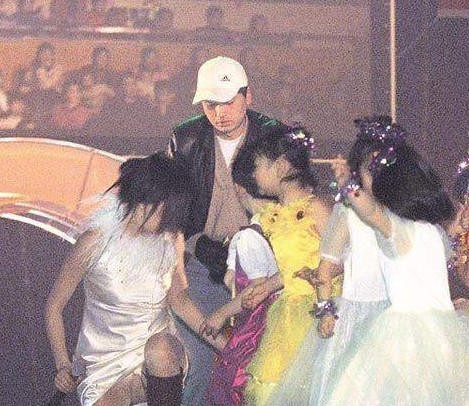 Sau ánh hào quang đáng ghen tị, mấy ai biết được các nghệ sĩ từng phải đối mặt với những cuộc tấn công độc ác của antifan