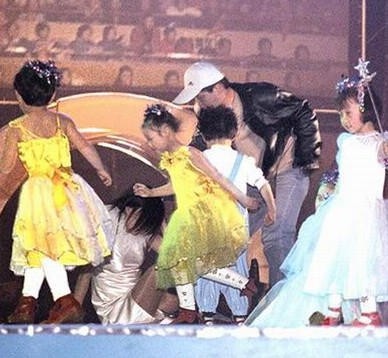 Sau ánh hào quang đáng ghen tị, mấy ai biết được các nghệ sĩ từng phải đối mặt với những cuộc tấn công độc ác của antifan