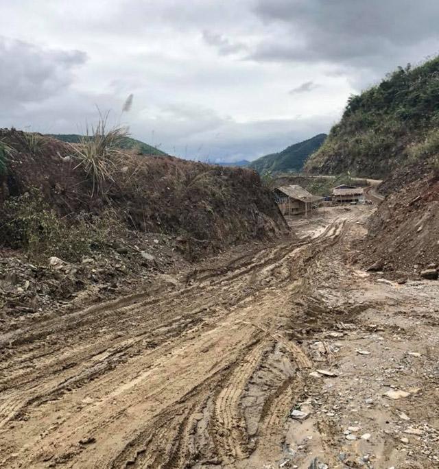 Câu chuyện bất ngờ phía sau clip bé 6 tuổi nặng 10kg không mặc quần áo ngồi lề đường