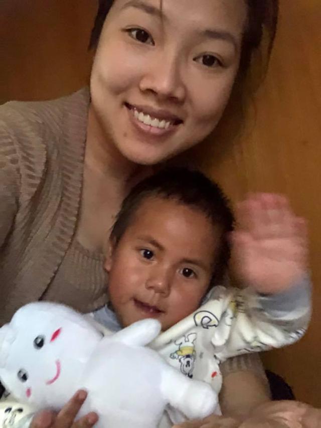 Câu chuyện bất ngờ phía sau clip bé 6 tuổi nặng 10kg không mặc quần áo ngồi lề đường