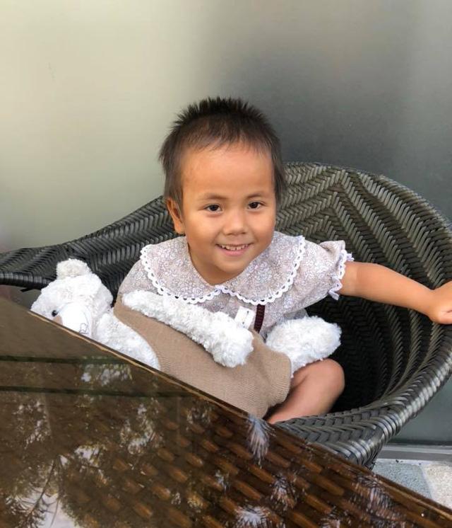 Câu chuyện bất ngờ phía sau clip bé 6 tuổi nặng 10kg không mặc quần áo ngồi lề đường