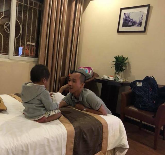 Câu chuyện bất ngờ phía sau clip bé 6 tuổi nặng 10kg không mặc quần áo ngồi lề đường