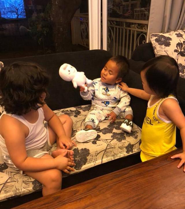 Câu chuyện bất ngờ phía sau clip bé 6 tuổi nặng 10kg không mặc quần áo ngồi lề đường