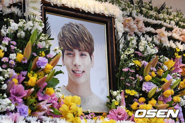 Hai nữ diễn viên Malaysia gây phẫn nộ vì cười cợt rôm rả về cố nghệ sĩ Jonghyun (SHINee) Hai nữ diễn viên Malaysia gây phẫn nộ vì cười cợt rôm rả về cố nghệ sĩ Jonghyun (SHINee)