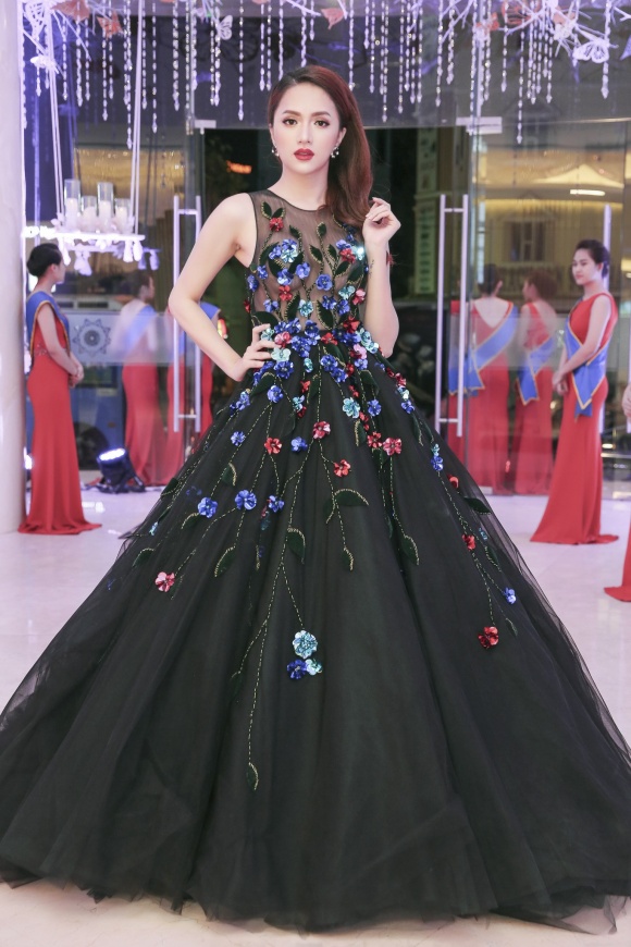 Hương Giang Idol: Từ chàng trai mê ca hát trở thành ứng viên sáng giá Hoa hậu chuyển giới Thế giới