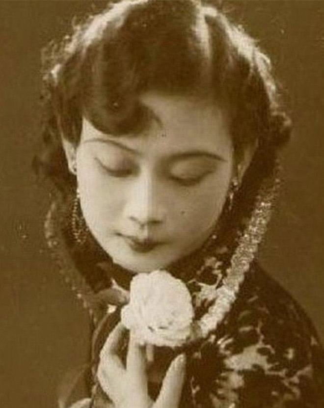 Nữ minh tinh huyền thoại Trung Quốc tự sát, 12 nhân vật quyền lực tự nguyện khiêng quan tài