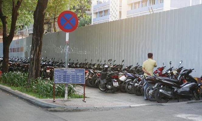Những bãi xe vua trên vỉa hè trung tâm TPHCM